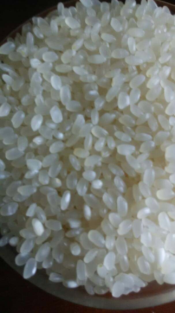 核桃红枣粥.,将大米洗净渗水浸泡一小时。