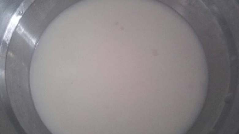 紫薯木瓜冻,再把剩下三分之一牛奶,泡好的吉利丁片,隔水加热至吉利丁片融化即可。(喜欢甜一点可以加入适量白糖)