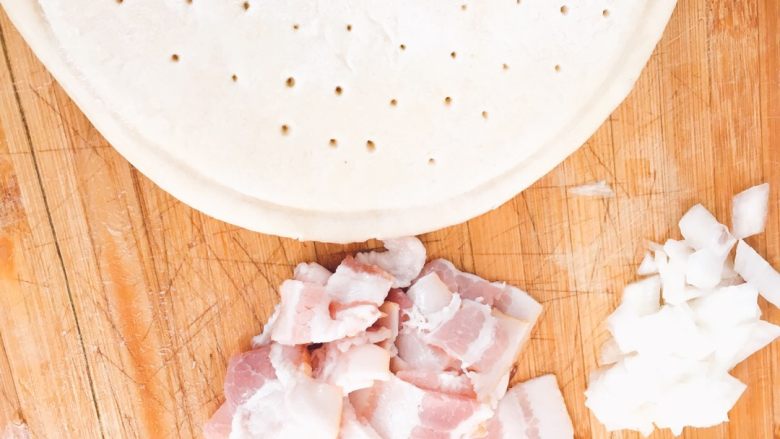 培根披萨,把所有食材切小片，放一边备用，把披萨饼拿出来解冻