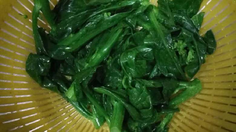 姜汁芥兰,灼好的芥兰用冷水冲几下,沥干水。