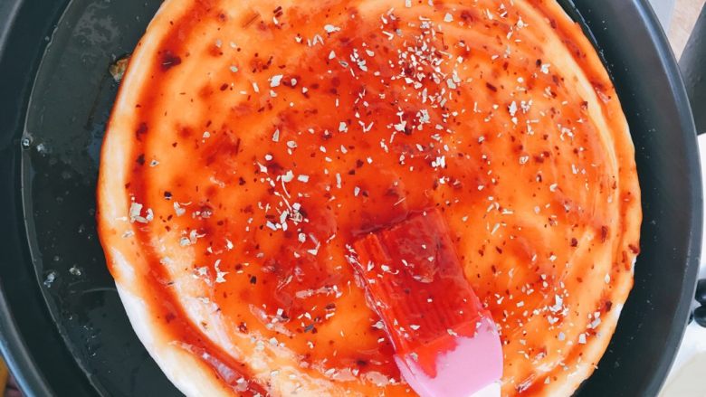 培根披萨,把<a style='color:red;display:inline-block;' href='/shicai/ 46963'>披萨酱</a>涂抹在披萨饼上，披萨盘上涂抹<a style='color:red;display:inline-block;' href='/shicai/ 887'>黄油</a>，撒一层<a style='color:red;display:inline-block;' href='/shicai/ 935'>芝士</a>，先放青菜，然后放<a style='color:red;display:inline-block;' href='/shicai/ 443'>培根</a>，再撒一层<a style='color:red;display:inline-block;' href='/shicai/ 935'>芝士</a>，然后放入烤箱，180°25分钟，中层。