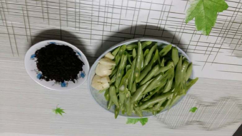 四季豆梅干菜,洗净斜刀切段,蒜蓉梅干菜(自己家凉干的梅干菜就是好吃)待用。