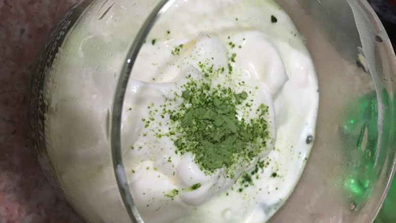 青汁奶盖茶,倒上青汁粉就很想那么一回事咯!事实这很简单,还可以把青汁换成其他饮料🍹