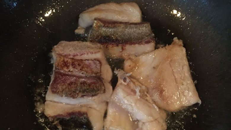 剁椒鲢子鱼🐠,将两面煎至金黄