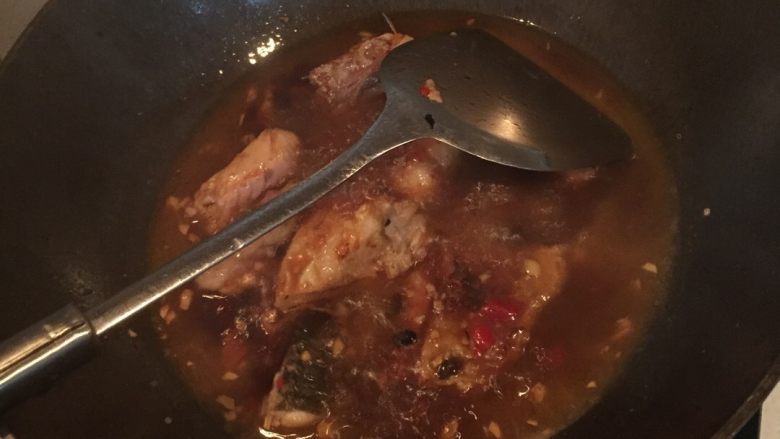剁椒鲢子鱼🐠,加水煮，煮开后依次加入陈醋、老抽、味精、蒸鱼豉油