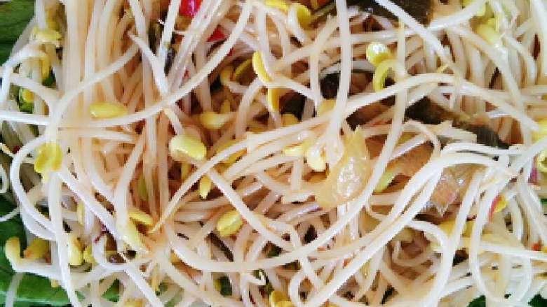 香辣片片鱼,干锅里铺上生菜(配料可以根据自家口味调整),把煮好的黄豆芽捞出放入干锅