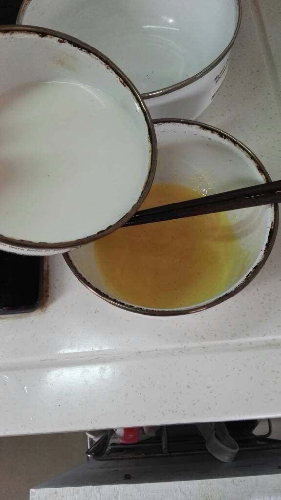 鸡蛋布丁,第四步,再把充分融合好的热牛奶慢慢倒入蛋液中,边倒入边打发,让牛奶和蛋液充分融合。