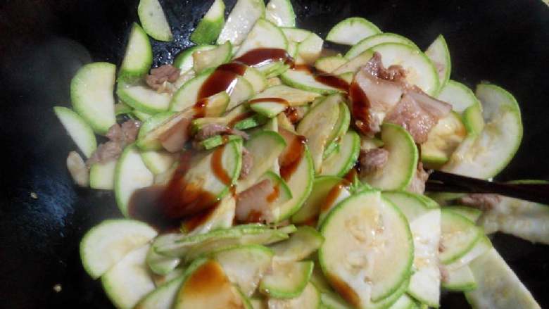 西葫芦炒肉,翻炒时搁调料~我喜欢放耗油~味道会很醇厚的感觉~