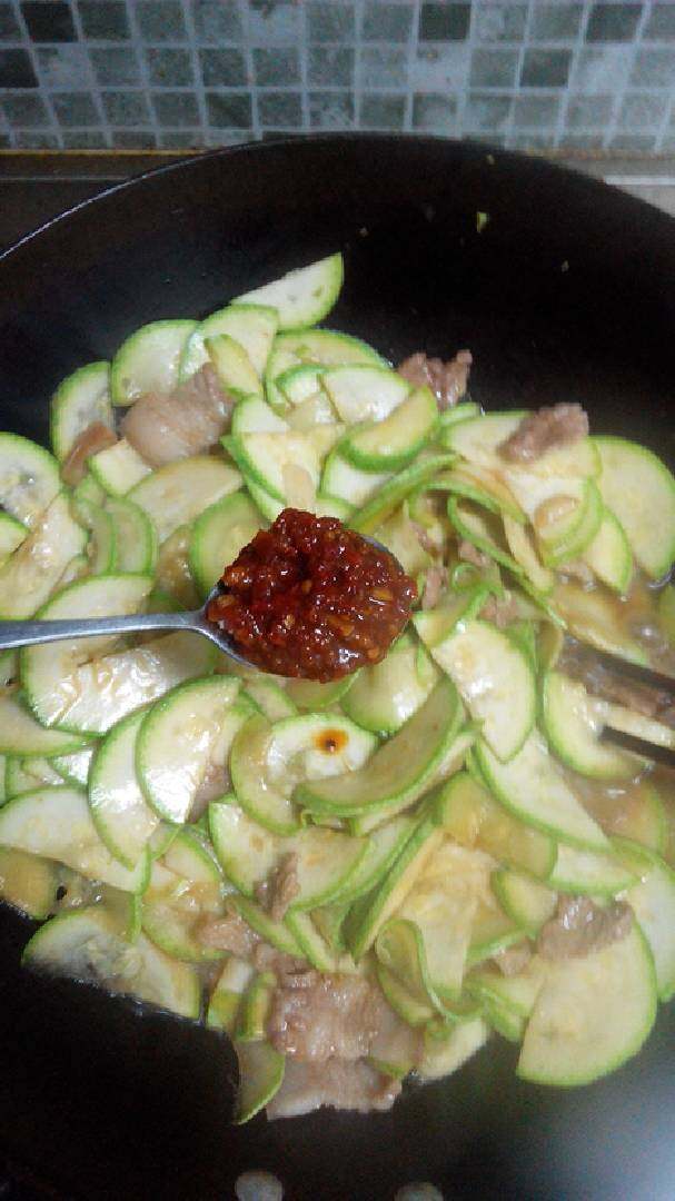 西葫芦炒肉,再因个人口味~放一勺秘制辣酱~
