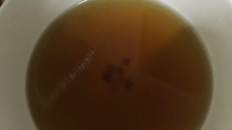 红糖枣桃面包,<a style='color:red;display:inline-block;' href='/shicai/ 882'>红糖</a>加入清水里面融化备用