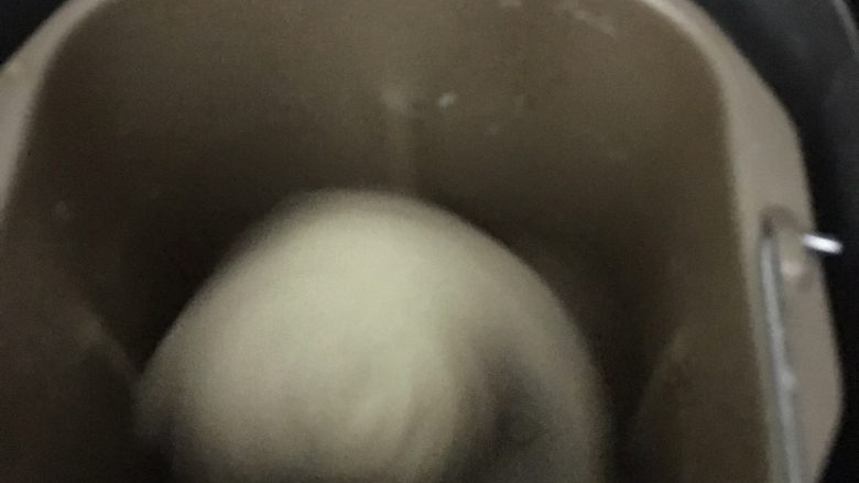 红糖枣桃面包,徐<a style='color:red;display:inline-block;' href='/shicai/ 887'>黄油</a>，核桃，红枣，外所有材料进面包机，楺至拉出粗膜后，加入软化的<a style='color:red;display:inline-block;' href='/shicai/ 887'>黄油</a>，再揉到手套膜