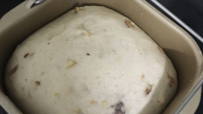 红糖枣桃面包,揉匀后，放至温䁔处发酵2倍大