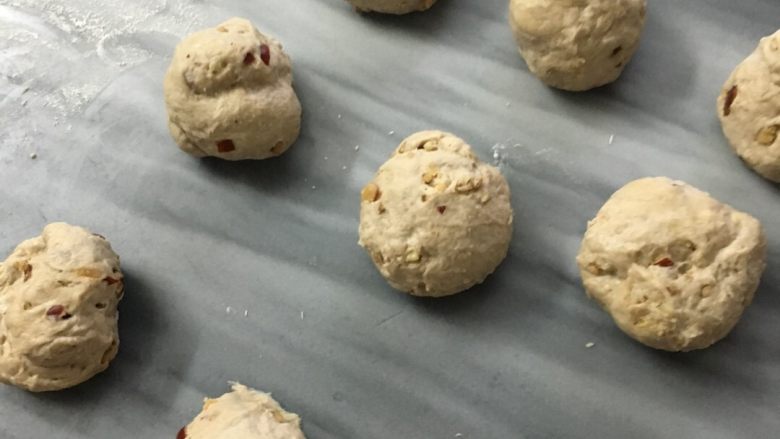 红糖枣桃面包,取出排气，分9份，松弛15分钟