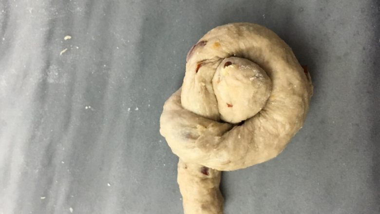 红糖枣桃面包,如图打个结，两头捏合起来