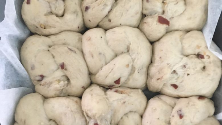 红糖枣桃面包,发酵40分钟至2倍大，涂上全蛋液，中层，170度烤20分钟