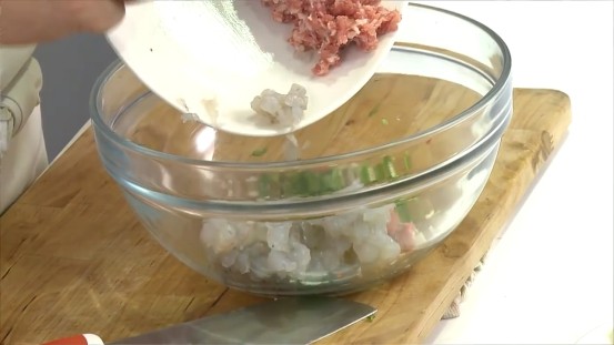 蝦漿烤雞肉捲 ,作法1與所有調味料拌勻,再加入豬絞肉一起攪拌均勻,摔出黏性,備用。