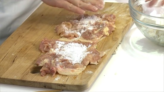 蝦漿烤雞肉捲 ,去骨雞腿排洗淨,於肉的表面上輕劃幾刀,抹上<a style='color:red;display:inline-block;' href='/shicai/ 539'>太白粉</a>拍平