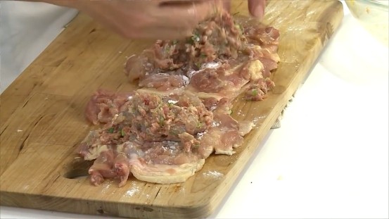 蝦漿烤雞肉捲 ,將去骨雞腿排平鋪砧板上,鋪上作法2攪拌好的絞肉,再輕輕的捲起來,成圓柱狀。