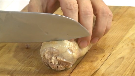 蝦漿烤雞肉捲 ,最後取出切片,铺在紅、黃甜椒末上即可。