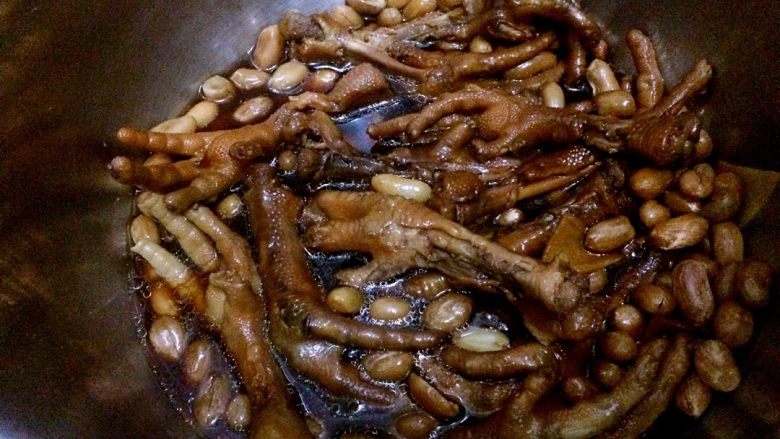 花生焖鸡爪,高压锅到压力后,焖10到15分钟即可,开盖后如果汁太多,可以大火收汁