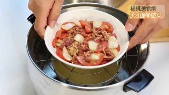 一鍋兩菜 清蒸蕃茄牛肉片+海鮮茶碗蒸,將作法3與作法2放入電鍋中,外鍋加入1杯水,蓋上鍋蓋,蒸8分鐘後先取出牛肉