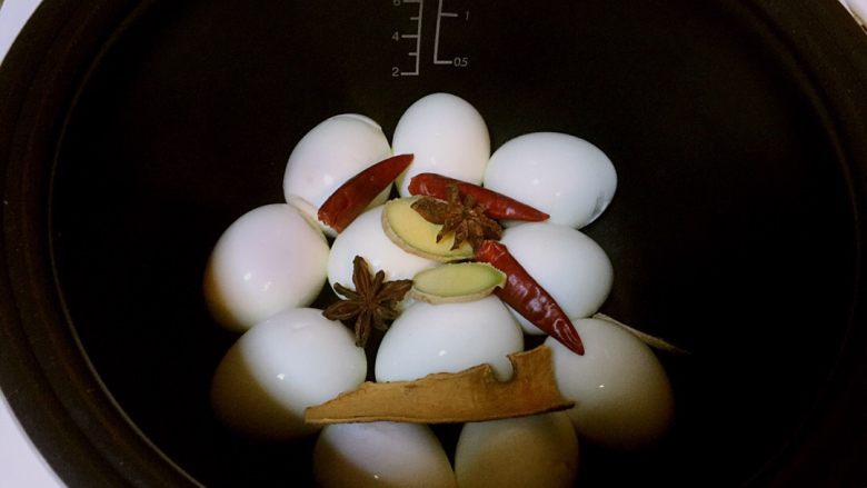 小当家啤酒卤蛋,鸡蛋去壳,放入电饭煲。然后放入干的调料。