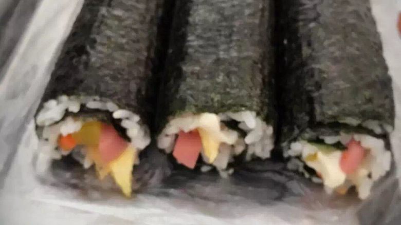招牌寿司,把海苔卷好后,先别松手,让寿司尽量紧一点