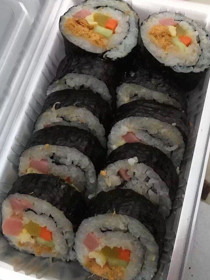 招牌寿司,切寿司的时候一定要掌握速度和力度,切好后就可以吃了哦!