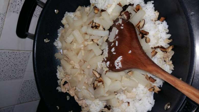 白萝卜干贝炒饭,香菇爆香,<a style='color:red;display:inline-block;' href='/shicai/ 429'>瘦肉</a>爆炒一下,然后加入米饭和白萝卜,翻炒均匀,调一点酱油或鱼露