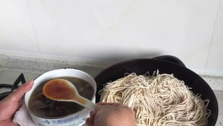 四季豆焖面,第三步调汁,倒入生抽,黄酒,少许酱油,盐和开水,均匀撒在面上