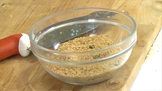 用烤箱做豆酥鱈魚,把所有調味料加入容器中,與作法1的材料一起混合攪拌均勻。