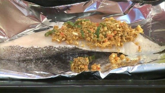 用烤箱做豆酥鱈魚,將作法3的材料均勻地鋪在鱈魚上。