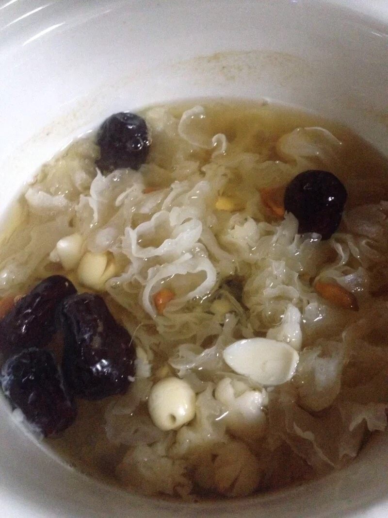 银耳莲子百合煲