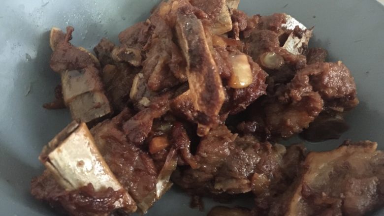 蒜香排骨,大火转小火慢慢翻炒,加入盐、酱油、少许糖。最后熄火焖几分钟。