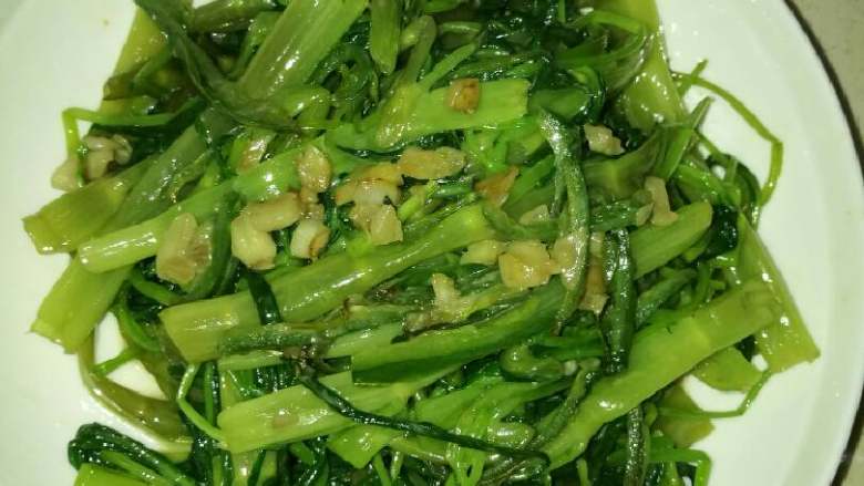 椒丝腐乳炒通菜,拌匀上碟就可以了,绿绿的,比外面做的干净好吃。