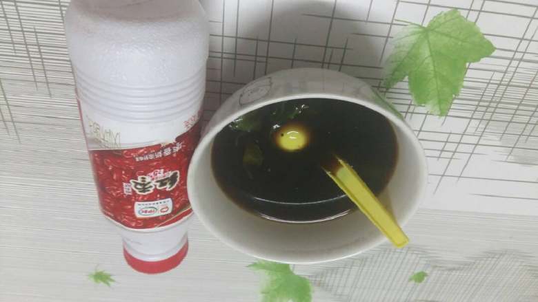 水晶白凉粉,红糖薄荷用开水泡，搅拌过滤一下待用