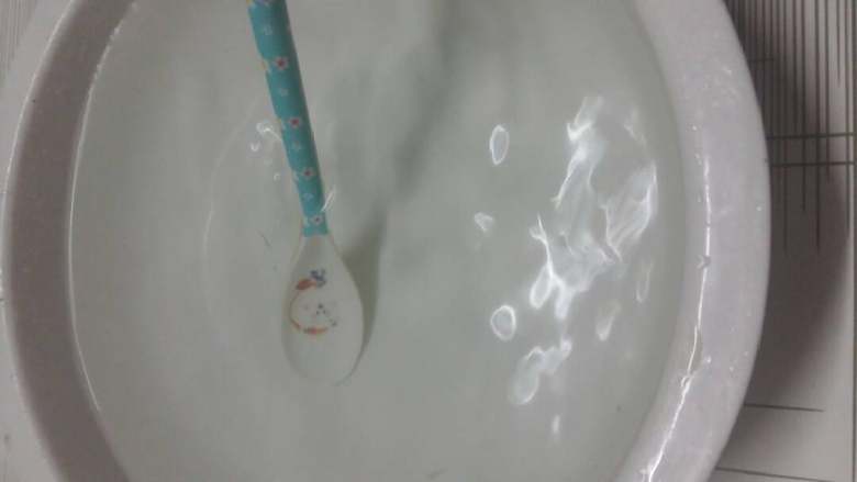 水晶白凉粉,开水倒入容器内，加入适量的白凉粉快速搅拌，摊凉放冰箱冷藏。