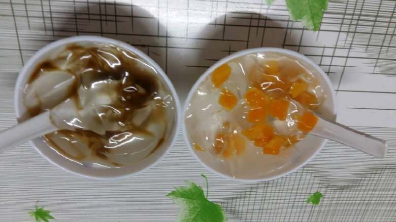 水晶白凉粉,倒入芒果粒，洒入红糖水就可以吃了。