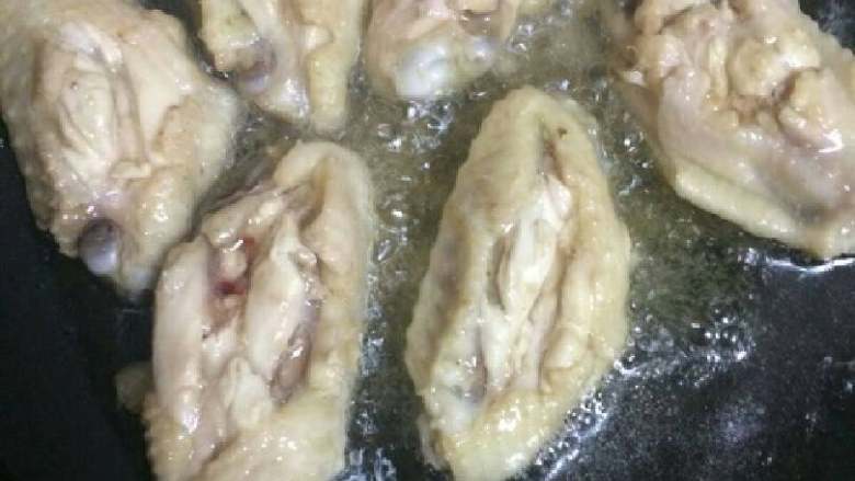 可乐鸡翅,锅里放适量的油，把腌制好的鸡翅放进去，煎黄，把油捞出，倒入之前配好的生抽料，倒入<a style='color:red;display:inline-block;' href='/shicai/ 911'>可乐</a>，再放入姜丝