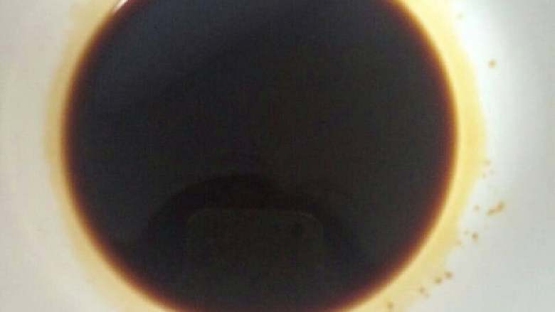 可乐鸡翅,倒入生抽加适量的盐