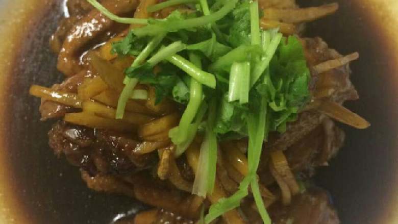可乐鸡翅,大伙煮10分钟，转中火煮15-20分钟，之后，大火收汤，可以稍微留点汤