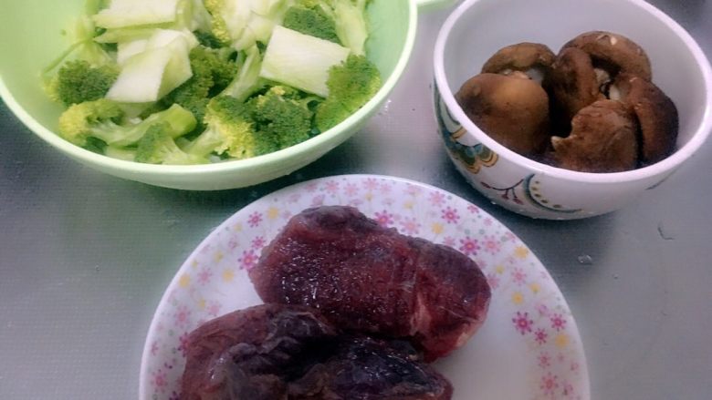 西兰花炒牛肉,准备好原料