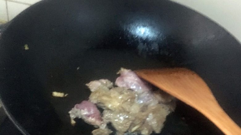 西兰花炒牛肉,放入<a style='color:red;display:inline-block;' href='/shicai/ 216'>牛肉</a>翻炒，再加入些<a style='color:red;display:inline-block;' href='/shicai/ 692'>酱油</a>调味