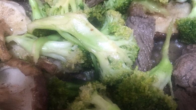 西兰花炒牛肉,放入西兰花翻炒后，装盘盛出即可