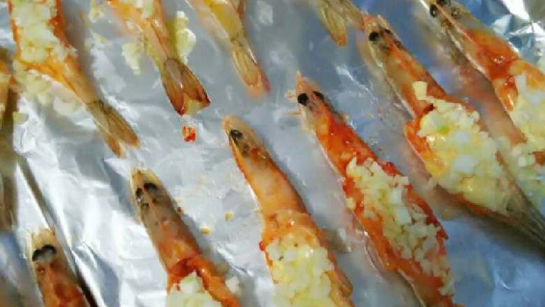 蒜蓉烤虾,虾背部用剪刀剪开,深度五分之四,长度整个虾身。(吃货着急忘记拍照了)。