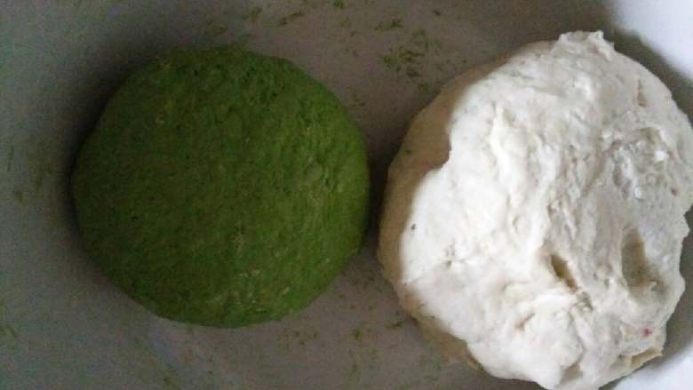 翡翠白玉饺,将剩余的面粉加水和成白色面团，一起醒30分钟