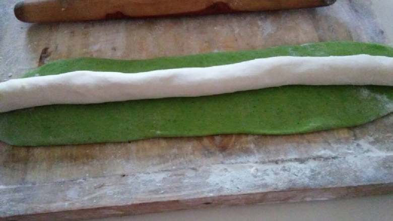 翡翠白玉饺,将菠菜面杆开后包入白面卷好