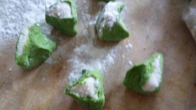 翡翠白玉饺,均匀的切成小剂子