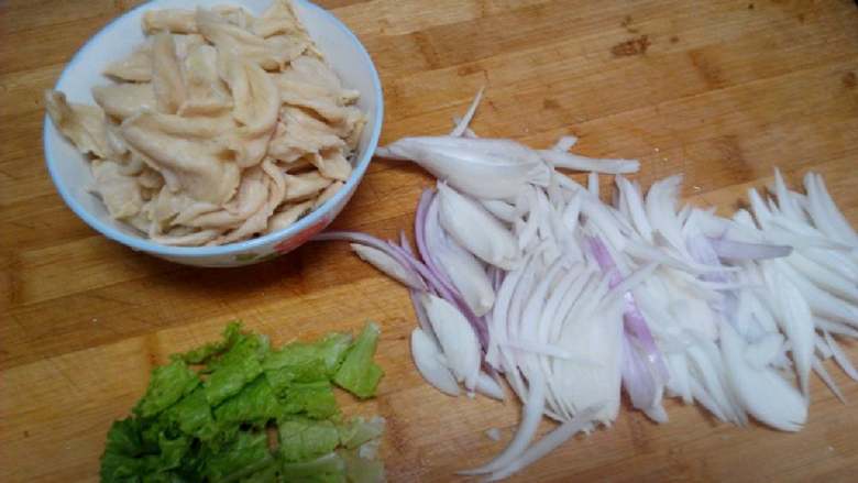 人造肉炒洋葱,备好菜码～人造肉泡发洗净～手撕成小块儿～