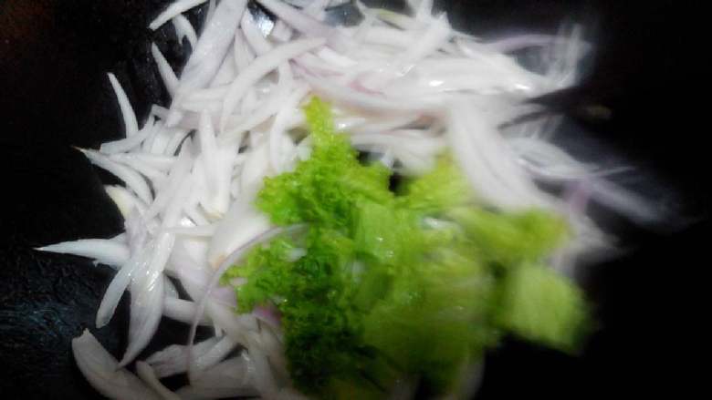 人造肉炒洋葱,起锅炒起来～葱头～青菜～